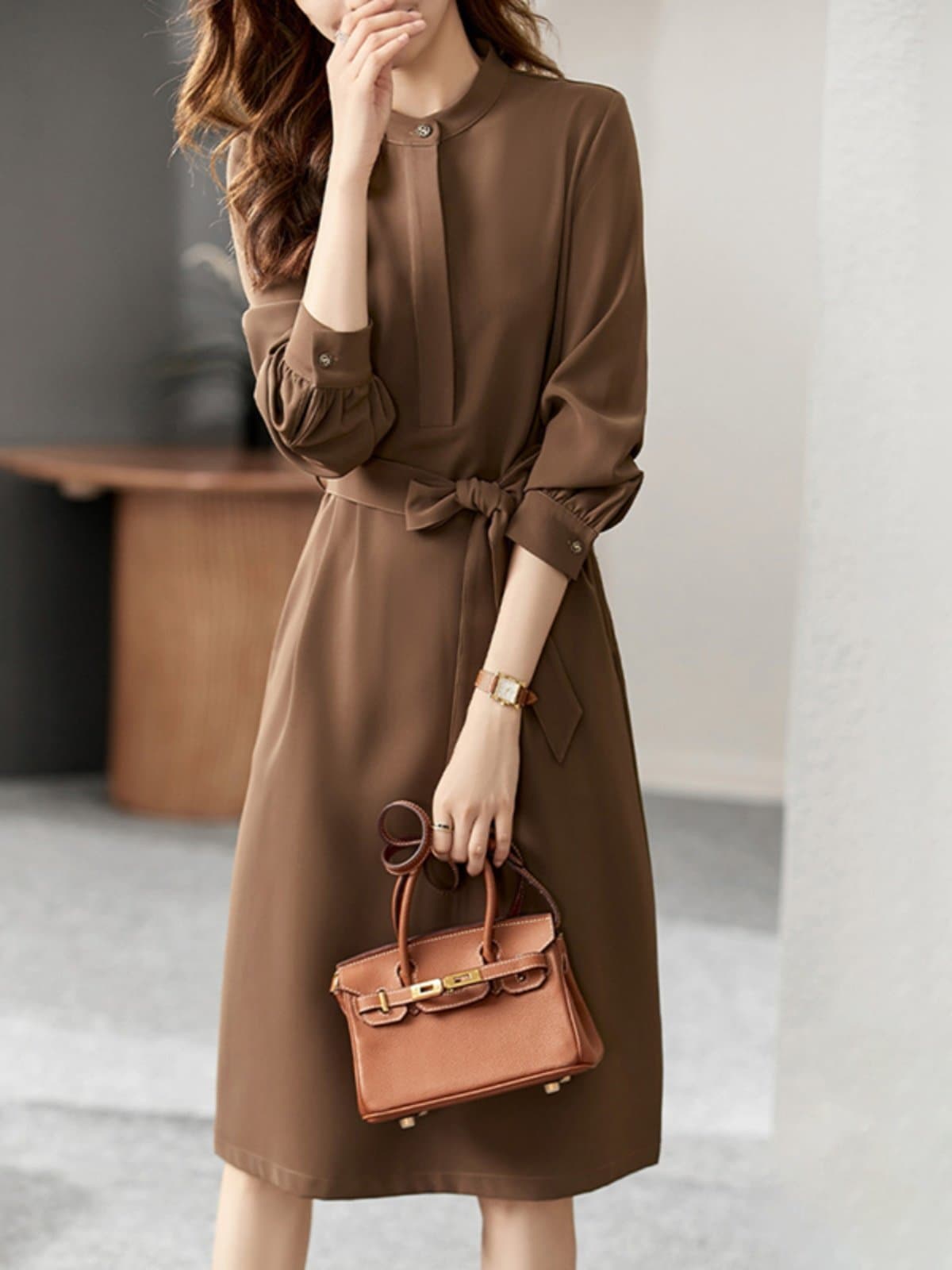 イエベ春/イエベ秋服　バンドカラー共布リボンベルト付き長袖膝丈ワンピース