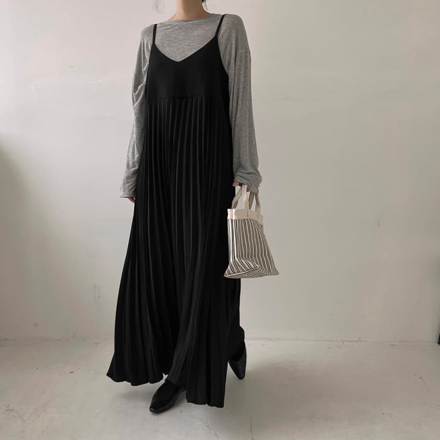 上品な細ストラップ プリーツ ロング ワンピース