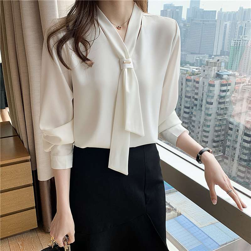 イエベ春服　優雅なタイ付きシルエットブラウス