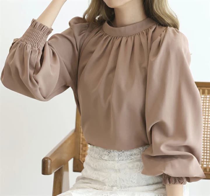 イエベ春/イエベ秋服　上品シャーリング袖ギャザーブラウス