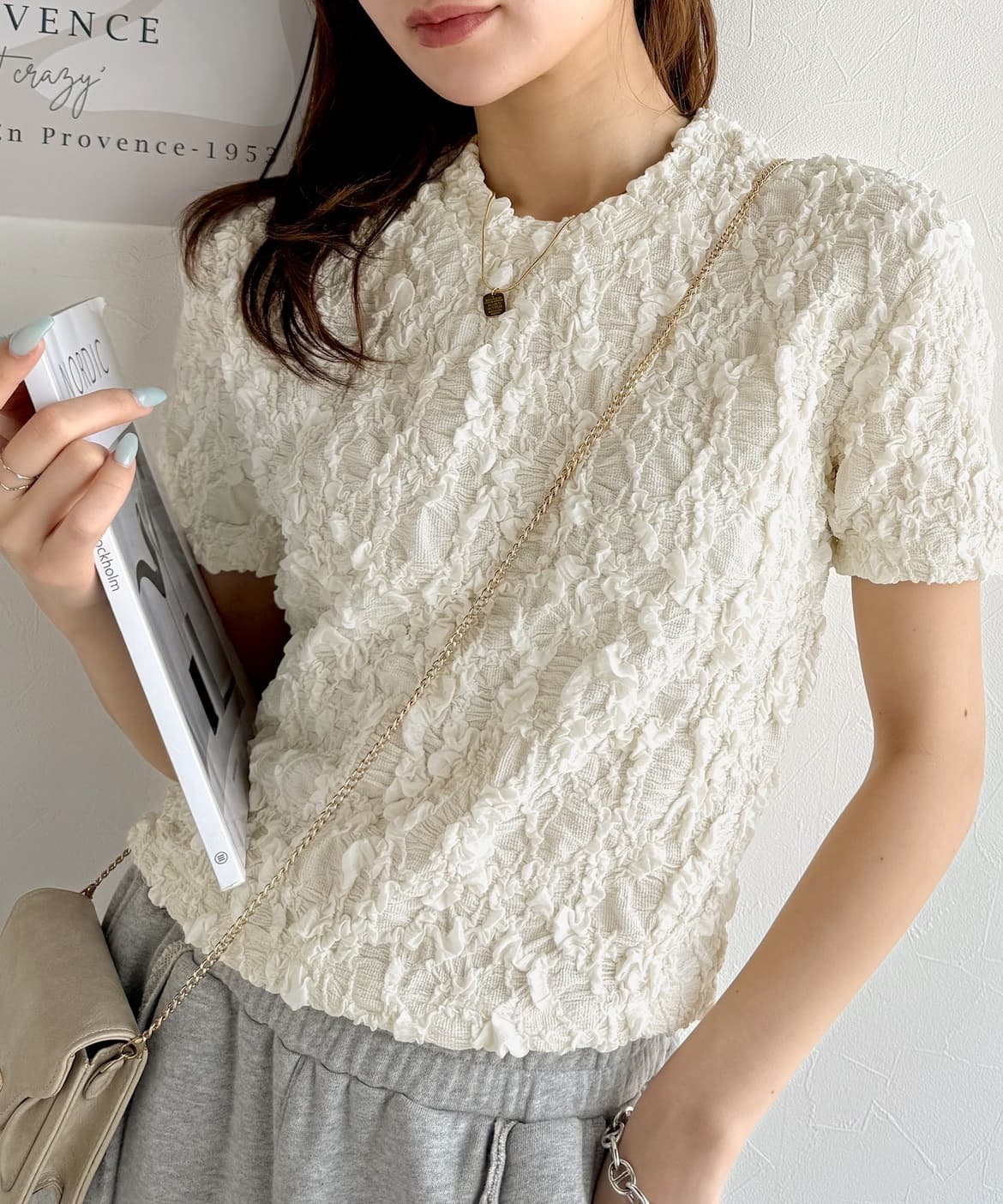 イエベ春/イエベ秋服　立体花模様クロップドTシャツ