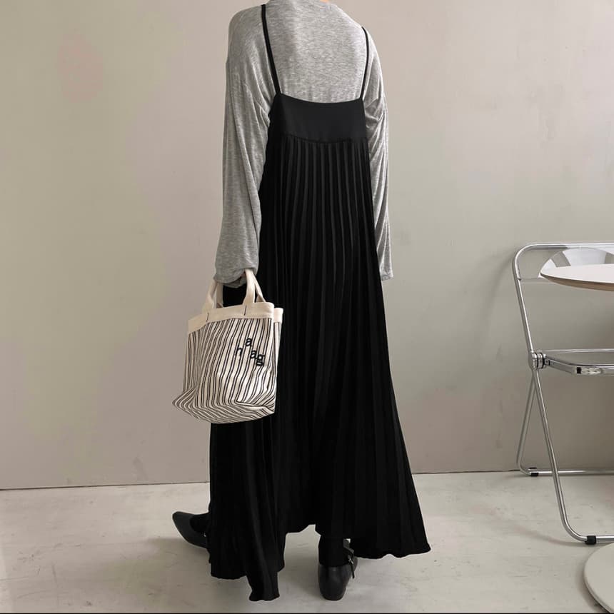 上品な細ストラップ プリーツ ロング ワンピース