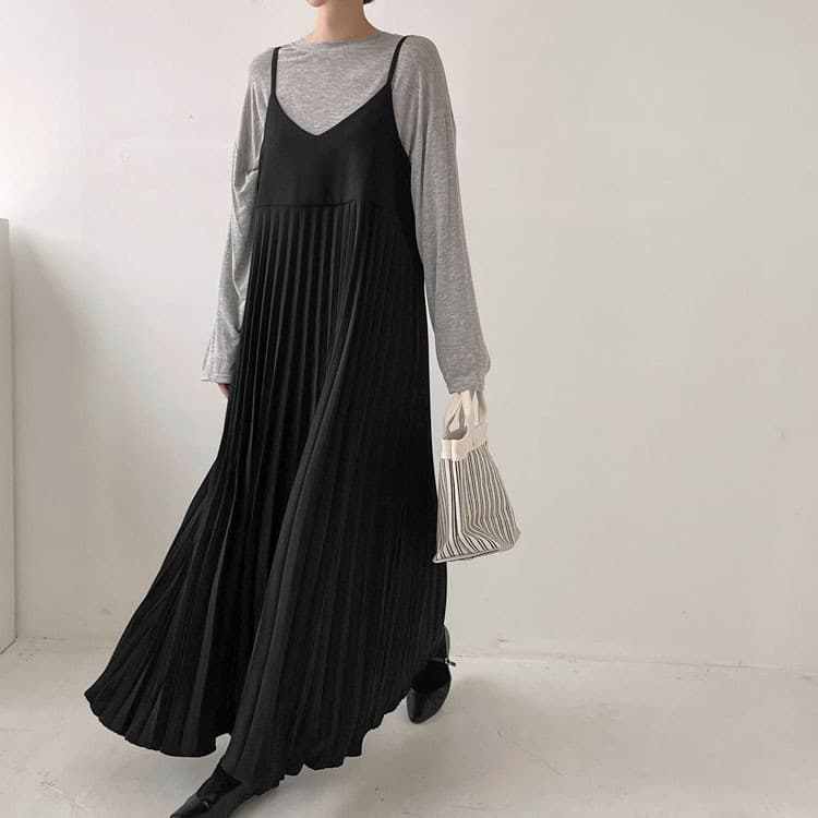上品な細ストラップ プリーツ ロング ワンピース