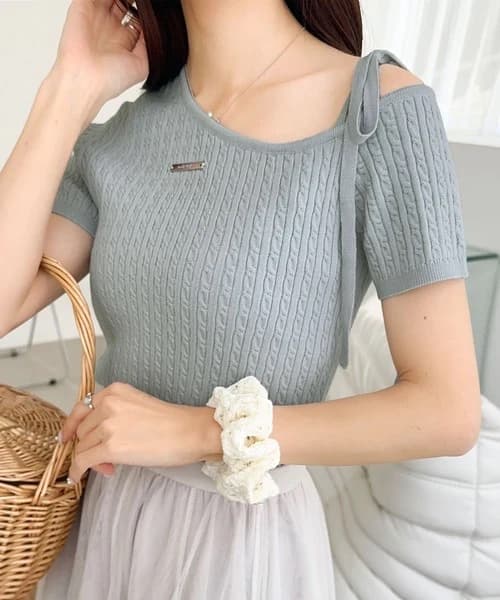 イエベ春/イエベ秋服　リボンネックケーブル編みニット