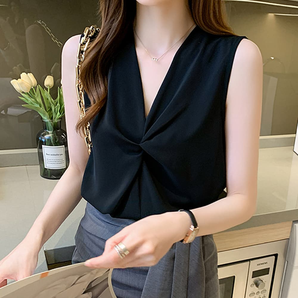 イエベ春/イエベ秋服　上品ギャザーVネックブラウス ノースリーブシャツ
