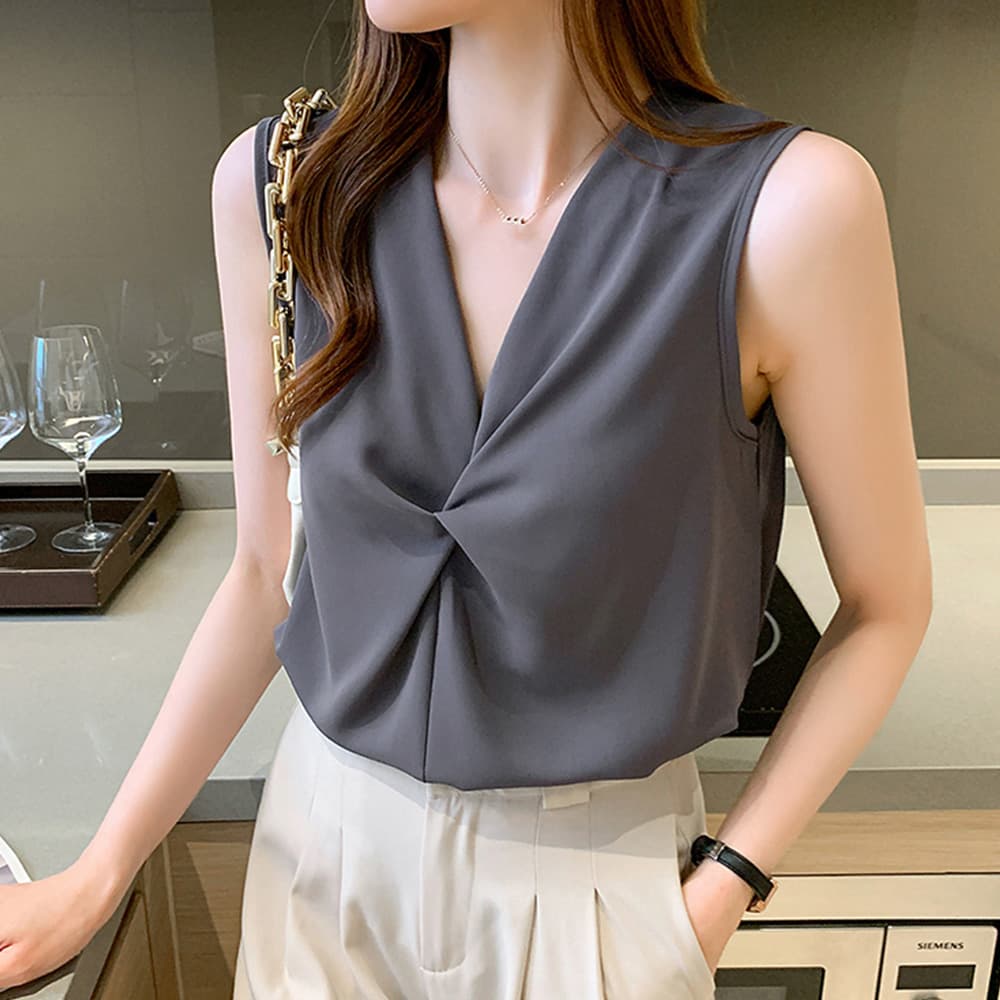 イエベ春/イエベ秋服　上品ギャザーVネックブラウス ノースリーブシャツ