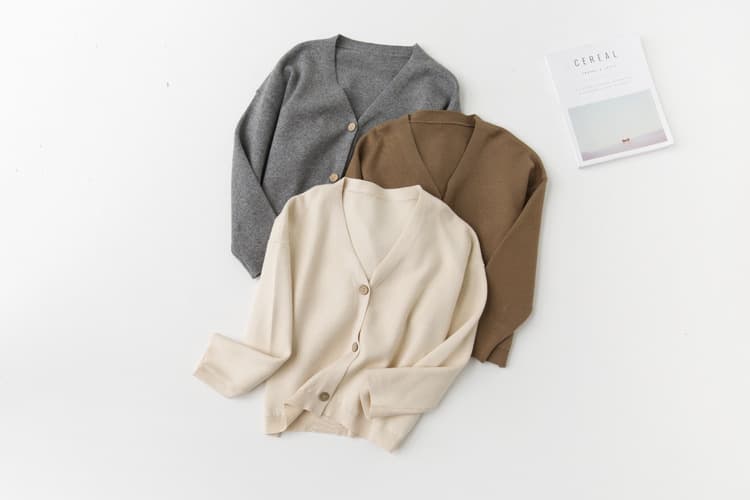 イエベ春/イエベ秋服 上品な ベージュ 柔らか素材 ボタン留め ゆったり カーディガン`
