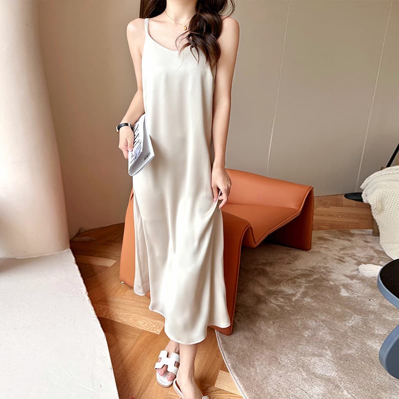 イエベ春/イエベ秋服 上品サテン調キャミソール型ワンピース