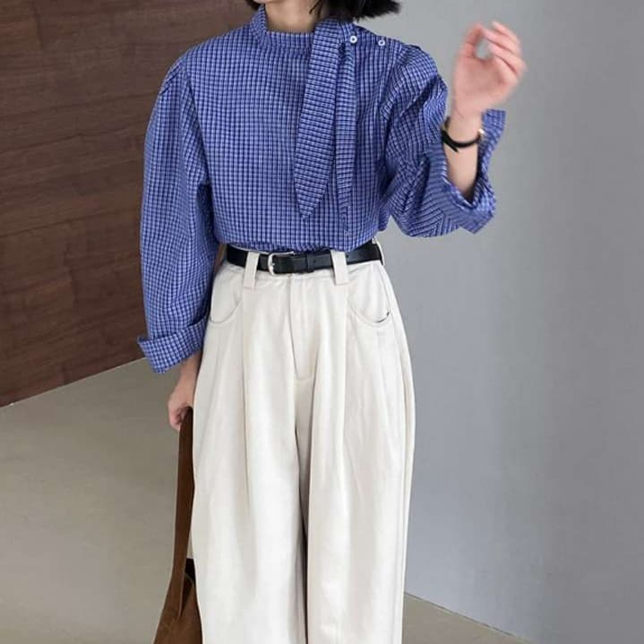 イエベ春/イエベ秋服 シャーリングタイ付きフェミニンブラウス