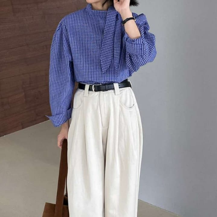 イエベ春/イエベ秋服 シャーリングタイ付きフェミニンブラウス