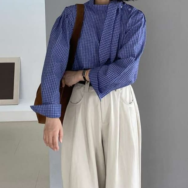 イエベ春/イエベ秋服 シャーリングタイ付きフェミニンブラウス