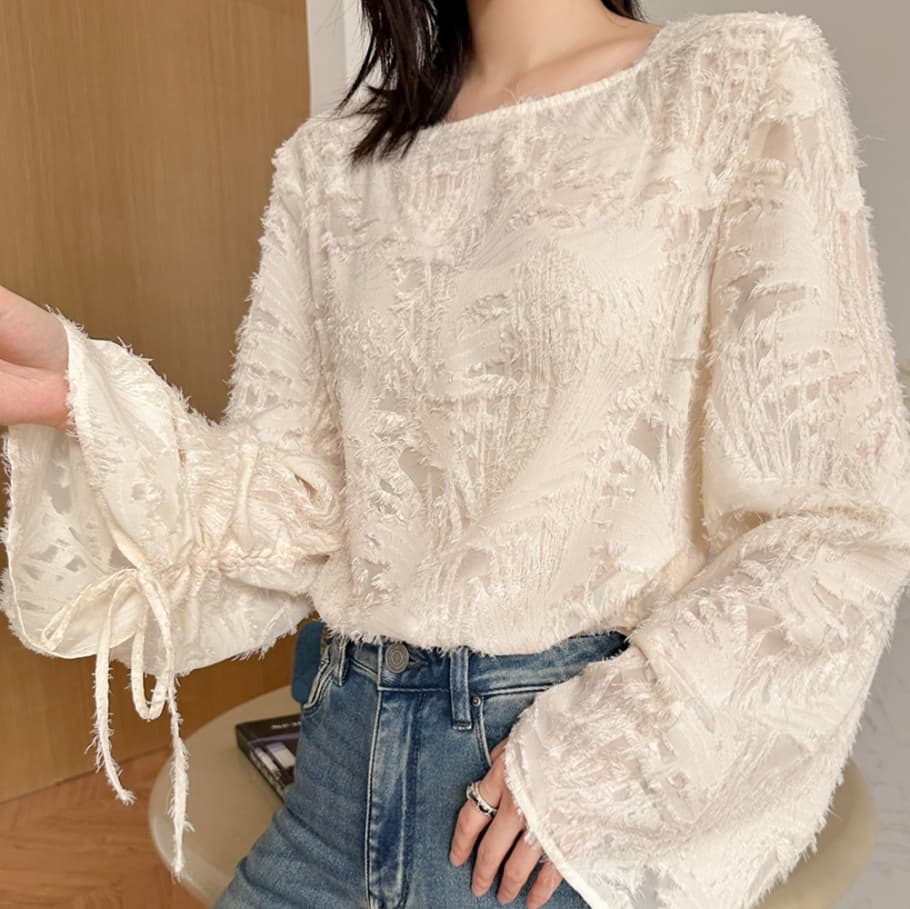 イエベ春/イエベ秋服 フリル付き透かしブラウス