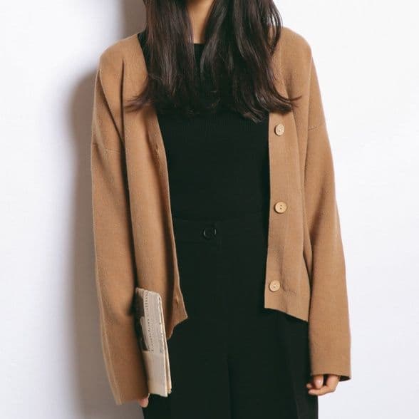 イエベ春/イエベ秋服 上品な ベージュ 柔らか素材 ボタン留め ゆったり カーディガン`