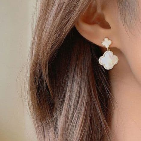 イエベ春服 四つ葉クローバー風ピアス 上品アクセサリー