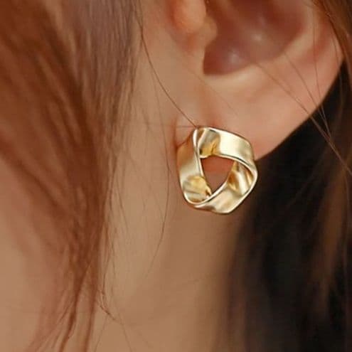 イエベ春/イエベ秋服 ねじれデザイン ゴールドピアス アクセサリー 上品レトロ