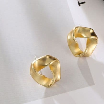 イエベ春/イエベ秋服 ねじれデザイン ゴールドピアス アクセサリー 上品レトロ