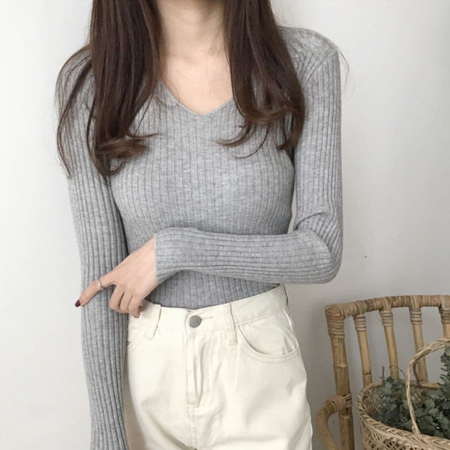 イエベ春/イエベ秋服 きれいめブイネックリブニット長袖