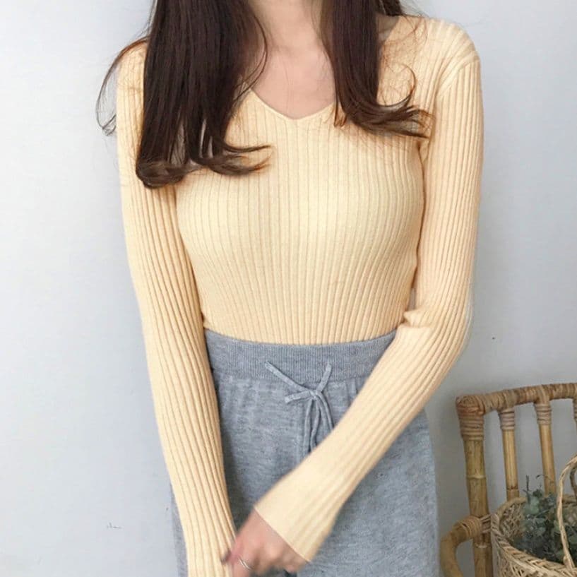 イエベ春/イエベ秋服 きれいめブイネックリブニット長袖