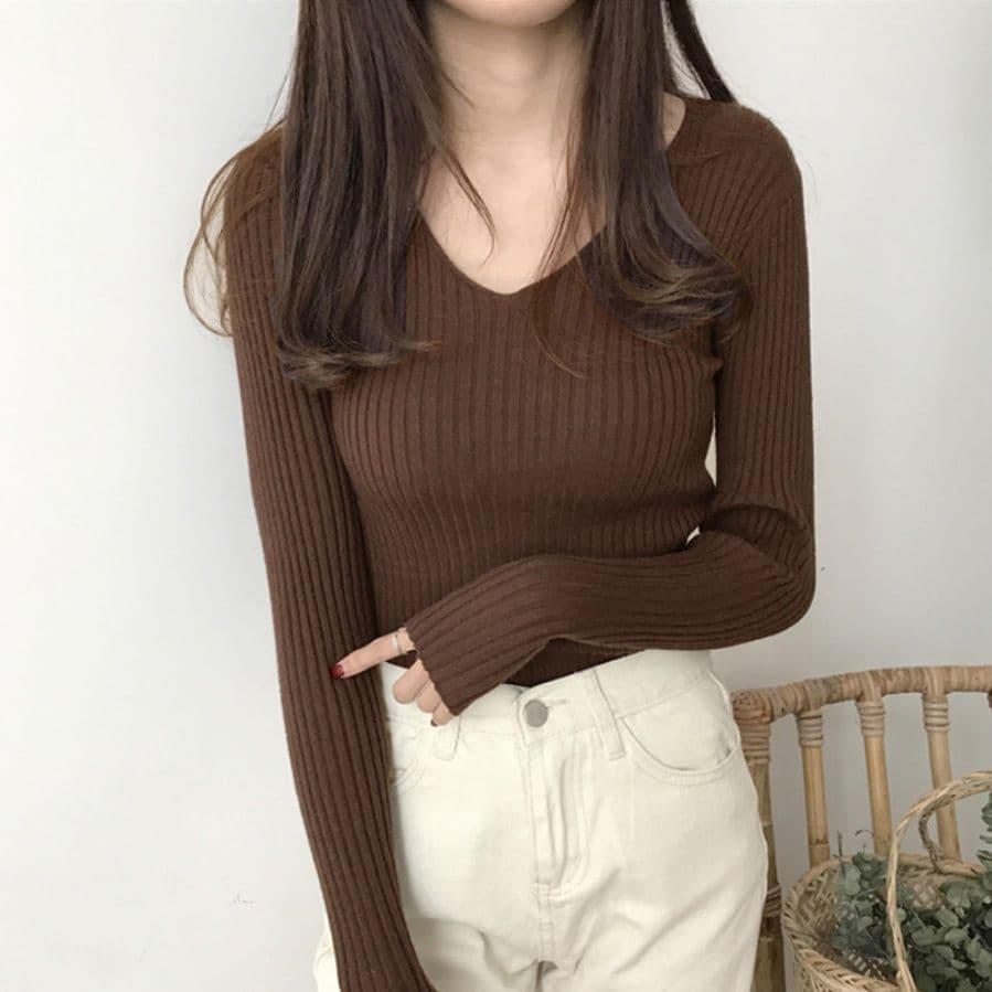 イエベ春/イエベ秋服 きれいめブイネックリブニット長袖