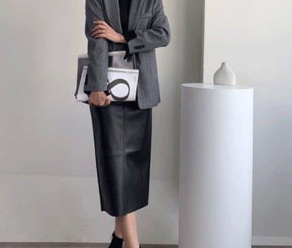 イエベ春/イエベ秋服 上品な光沢感が美しいハイウエスト合成皮革タイトスカート