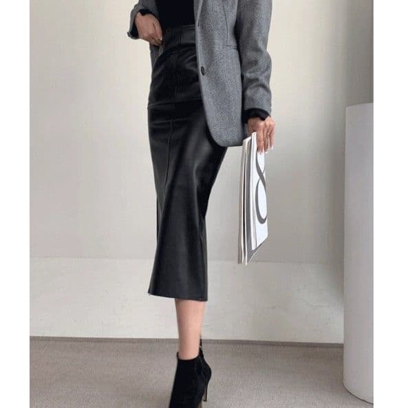 イエベ春/イエベ秋服 上品な光沢感が美しいハイウエスト合成皮革タイトスカート