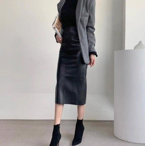 イエベ春/イエベ秋服 上品な光沢感が美しいハイウエスト合成皮革タイトスカート