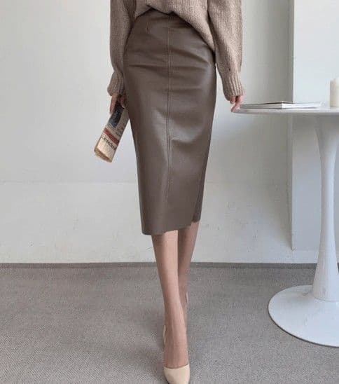 イエベ春/イエベ秋服 上品な光沢感が美しいハイウエスト合成皮革タイトスカート