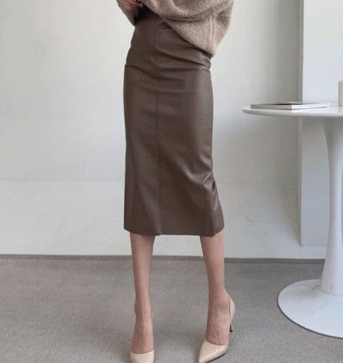 イエベ春/イエベ秋服 上品な光沢感が美しいハイウエスト合成皮革タイトスカート