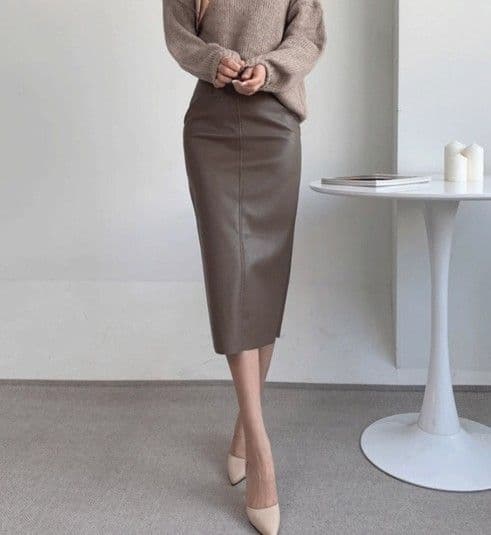 イエベ春/イエベ秋服 上品な光沢感が美しいハイウエスト合成皮革タイトスカート