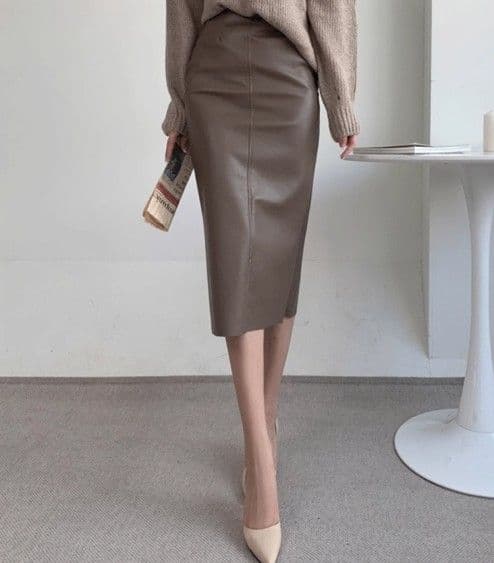 イエベ春/イエベ秋服 上品な光沢感が美しいハイウエスト合成皮革タイトスカート