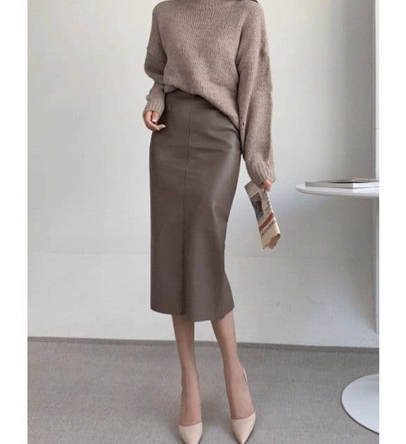 イエベ春/イエベ秋服 上品な光沢感が美しいハイウエスト合成皮革タイトスカート