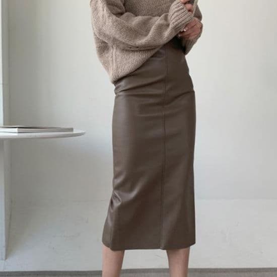 イエベ春/イエベ秋服 上品な光沢感が美しいハイウエスト合成皮革タイトスカート