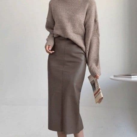イエベ春/イエベ秋服 上品な光沢感が美しいハイウエスト合成皮革タイトスカート