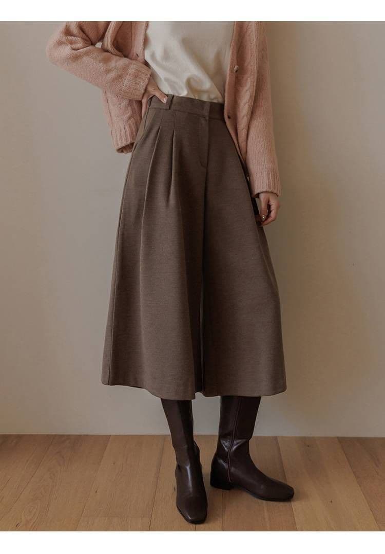 イエベ春/イエベ秋服 上品な女性らしさを演出するハイウエストガウチョパンツ