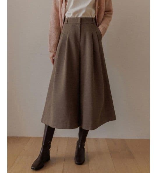イエベ春/イエベ秋服 上品な女性らしさを演出するハイウエストガウチョパンツ