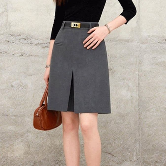 イエベ秋服 金具ベルト付きセンタースリット膝丈台形スカート