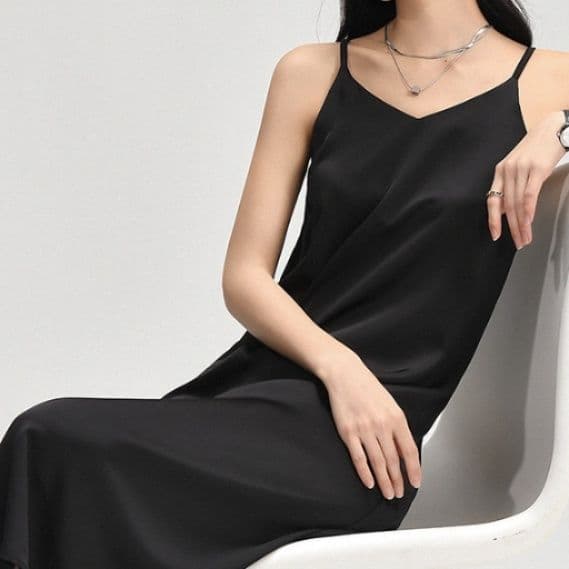 イエベ春/イエベ秋服 上品サテン調キャミソール型ワンピース