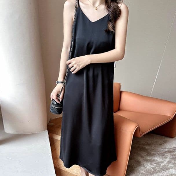 イエベ春/イエベ秋服 上品サテン調キャミソール型ワンピース