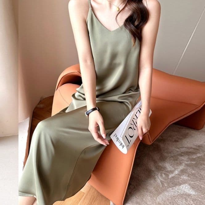 イエベ春/イエベ秋服 上品サテン調キャミソール型ワンピース