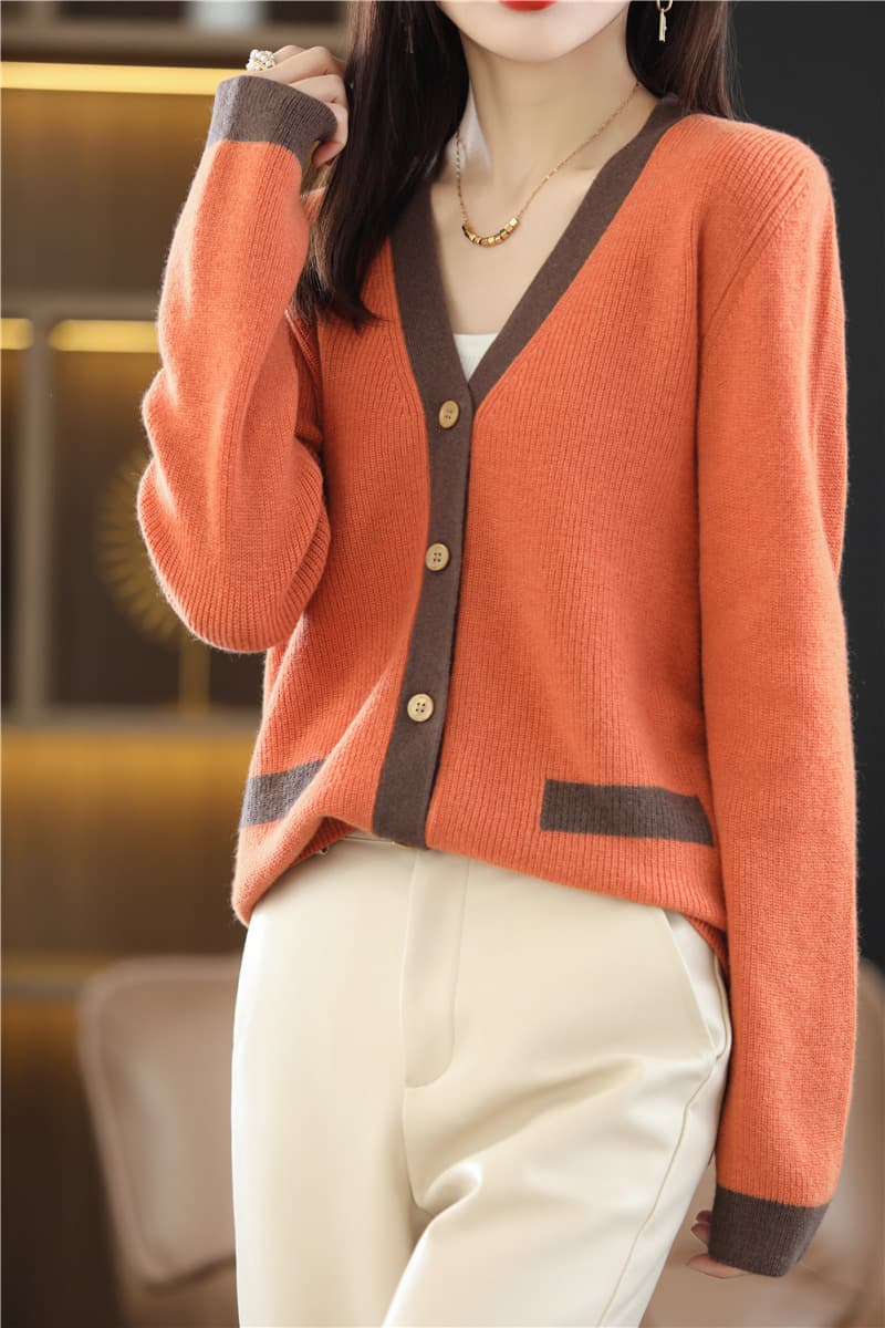 イエベ春/イエベ秋服 配色切替ボタン付深襟ニット・カーディガン