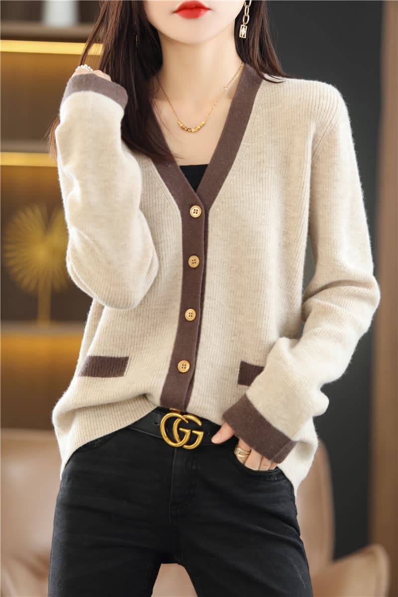 イエベ春/イエベ秋服 配色切替ボタン付深襟ニット・カーディガン