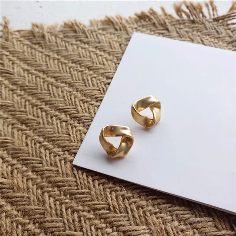 イエベ春/イエベ秋服 ねじれデザイン ゴールドピアス アクセサリー 上品レトロ