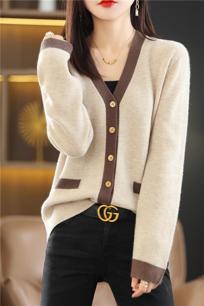 イエベ春/イエベ秋服 配色切替ボタン付深襟ニット・カーディガン