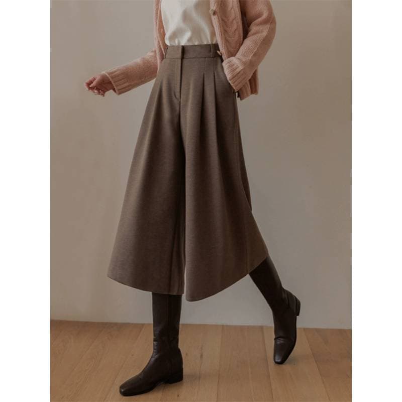 イエベ春/イエベ秋服 上品な女性らしさを演出するハイウエストガウチョパンツ