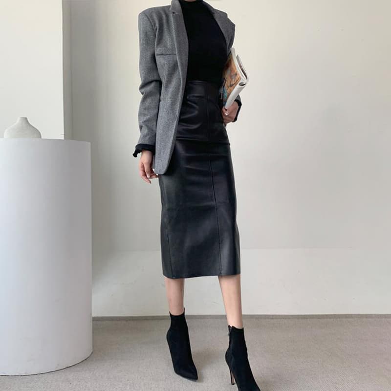 イエベ春/イエベ秋服 上品な光沢感が美しいハイウエスト合成皮革タイトスカート