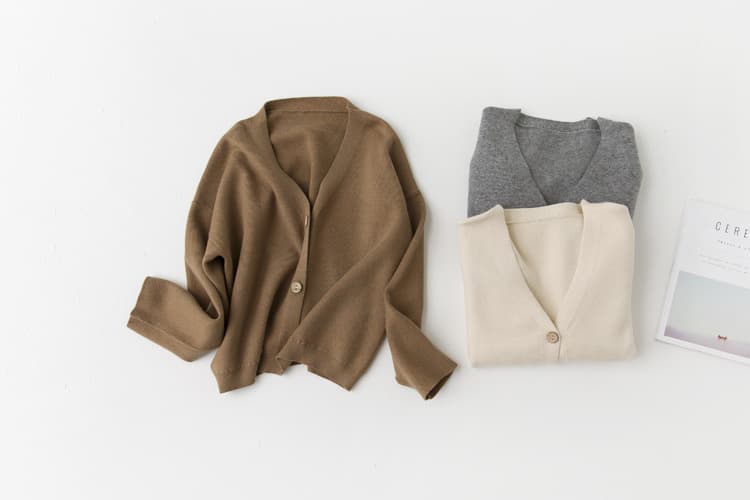 イエベ春/イエベ秋服 上品な ベージュ 柔らか素材 ボタン留め ゆったり カーディガン`