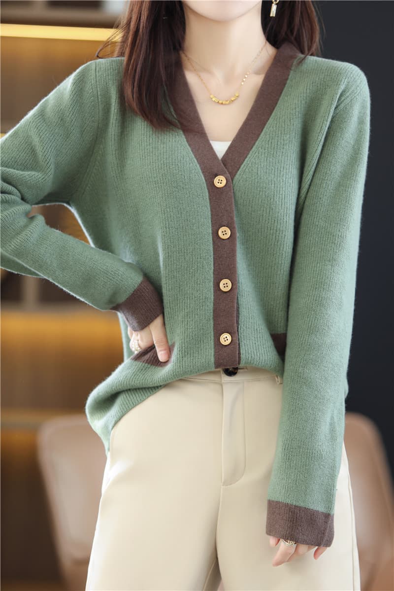 イエベ春/イエベ秋服 配色切替ボタン付深襟ニット・カーディガン