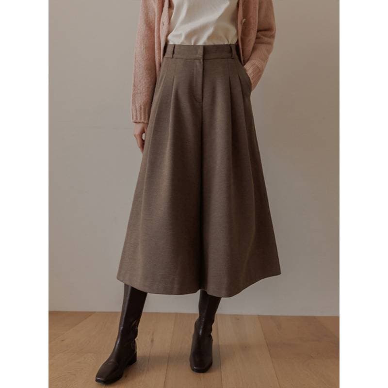 イエベ春/イエベ秋服 上品な女性らしさを演出するハイウエストガウチョパンツ