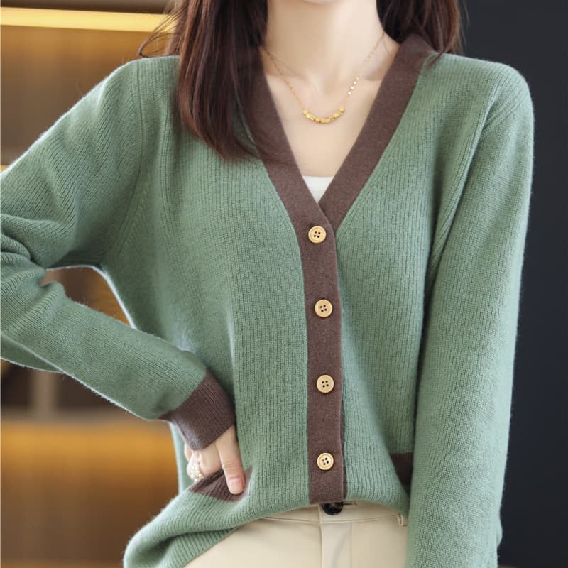 イエベ春/イエベ秋服 配色切替ボタン付深襟ニット・カーディガン