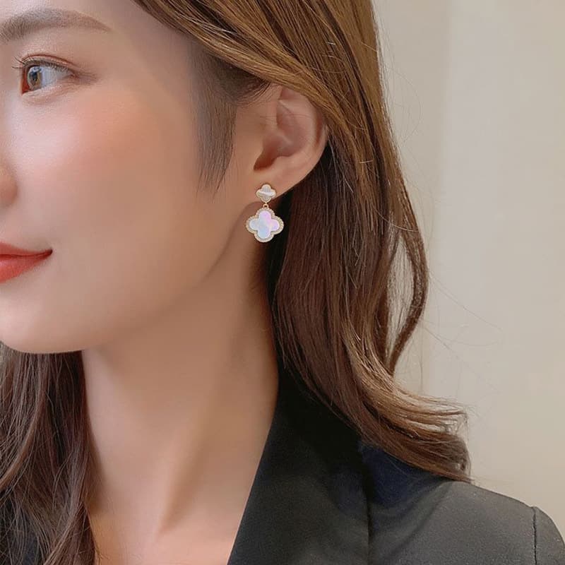 イエベ春服 四つ葉クローバー風ピアス 上品アクセサリー